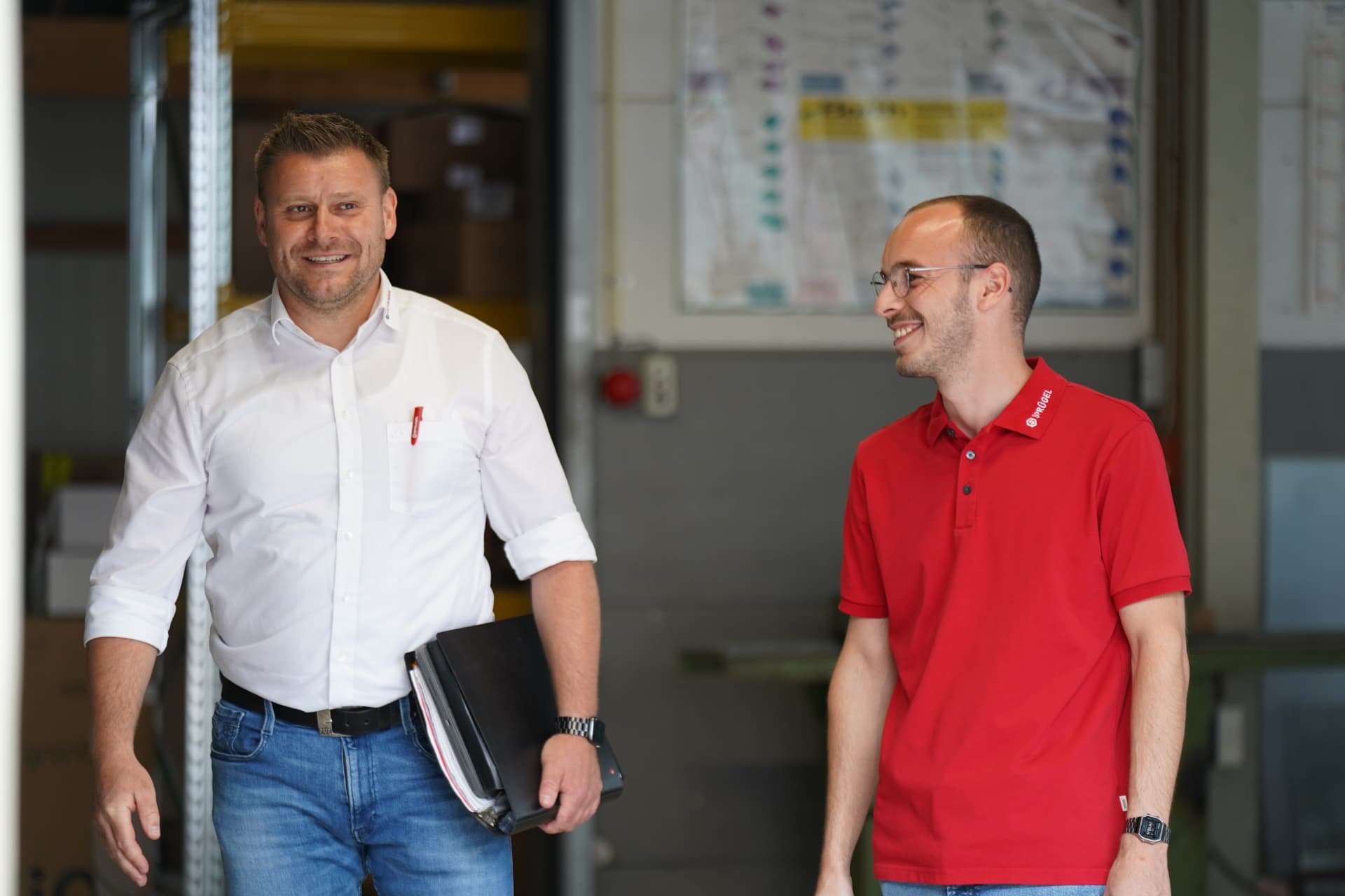 SPRÜGEL-Mitarbeiter im Gespräch mit einem Kunden